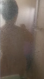 老骚货露脸洗澡被直播给她老公其他朋友看