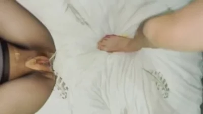 “我老公不会怀疑我们的，你们都认识”操的母狗直接喷尿，说不怕被老公发