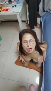 骚阿姨跪舔吞精