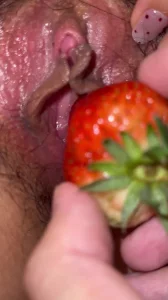 有没有狼友想吃草莓 私信回复