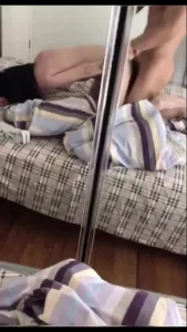 后入少妇，镜子里一揽无余