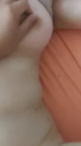 得两只手才能抱住